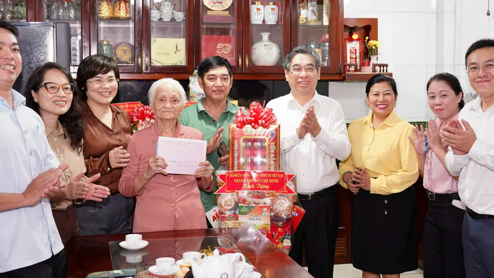 Đồng chí Nguyễn Phước Lộc trao quà đến Mẹ Võ Thị Tuội. Ảnh: HOÀNG HÙNG z6949138318427_d82efb89f8b8fa745f3789dbb63bc8b4.jpg