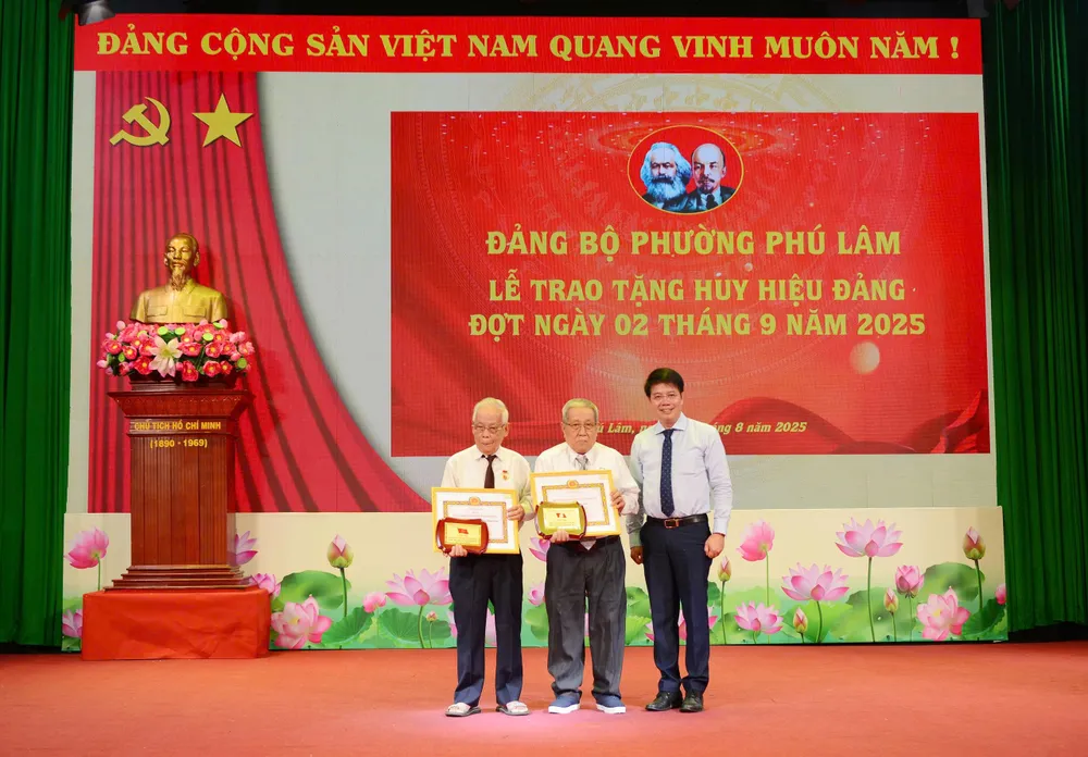 Đồng chí Lê Thanh Bình trao Huy hiệu Đảng đến các đảng viên z6949607016452_ec33c957e6f24e40247ce0d3f1dd6c70.jpg
