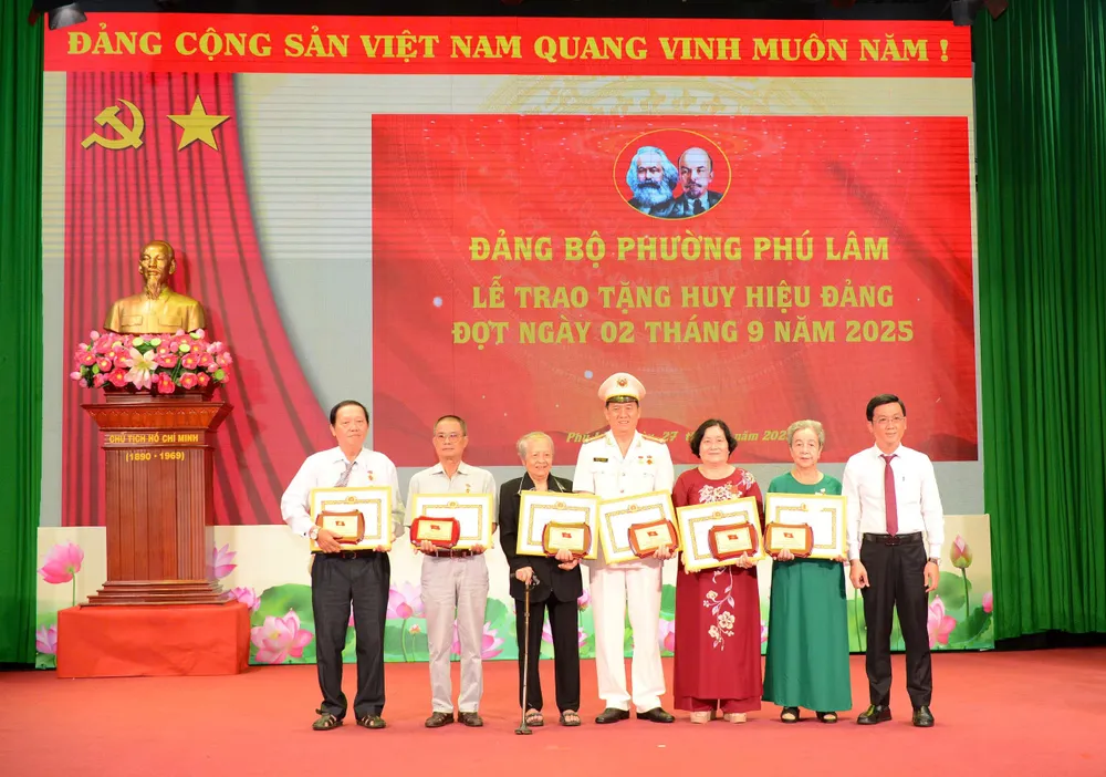 Phường Phú Lâm có 40 đảng viên nhận Huy hiệu Đảng đợt 2-9 z6949607032244_e97539948b3b21ae08e65308b80fd43b.jpg