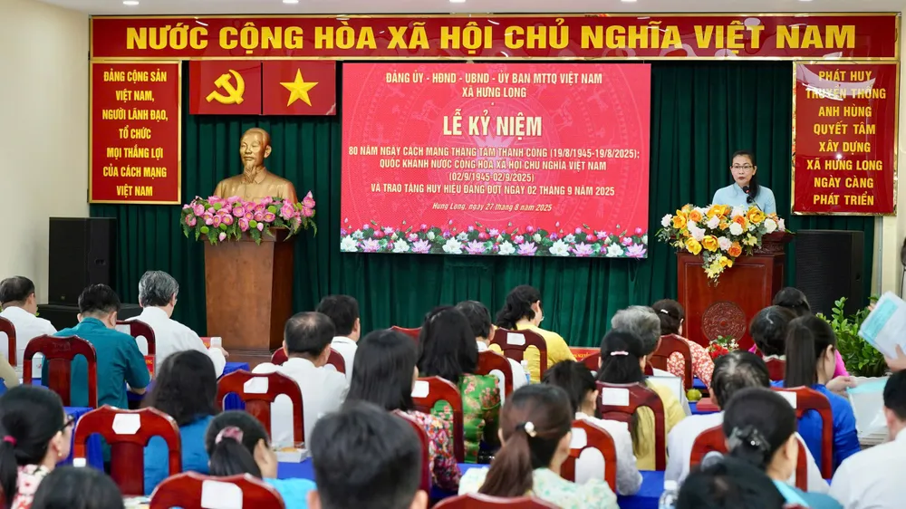 Bí thư Đảng ủy xã Hưng Long Nguyễn Thị Ngọc Hạnh phát biểu ôn truyền thống. Ảnh: HOÀNG HÙNG z6950015187864_1bed870687b2732a301004762585af76.jpg
