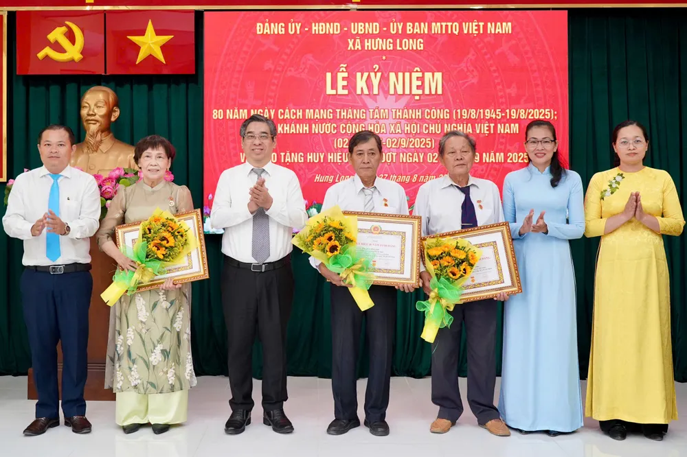 Đồng chí Nguyễn Phước Lộc trao Huy hiệu Đảng đến các đảng viên. Ảnh: HOÀNG HÙNG z6950015841492_3fe0e9db8e6dee4c04403ad9a2f9c460.jpg