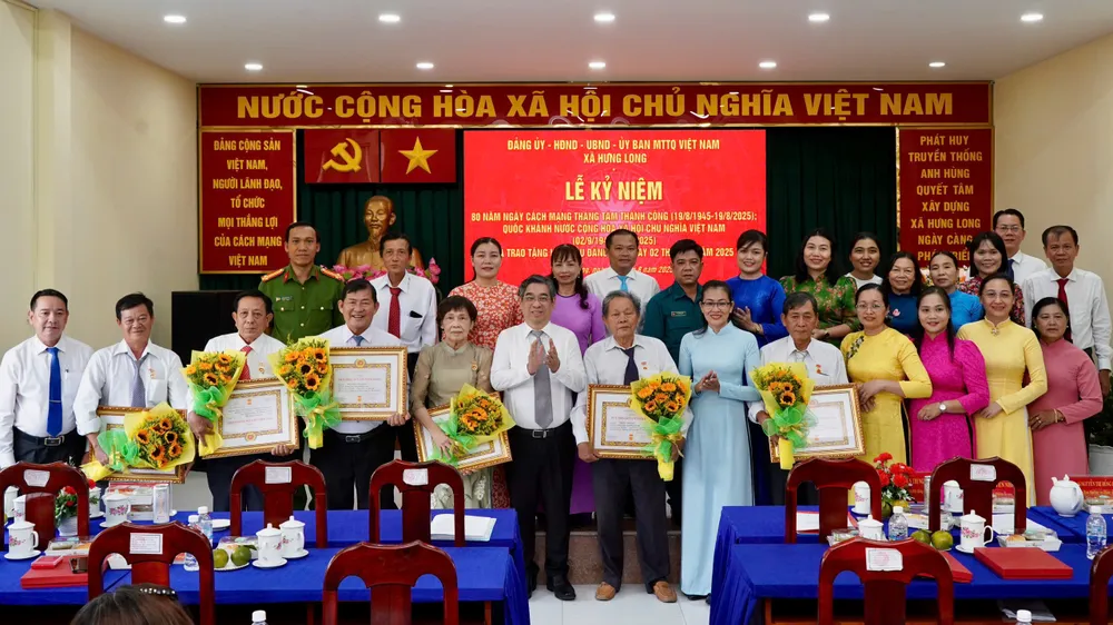 Đại biểu chụp hình lưu niệm. Ảnh: HOÀNG HÙNG z6950122095065_5b168ac7d5d7d8e6cff223185d82195c.jpg