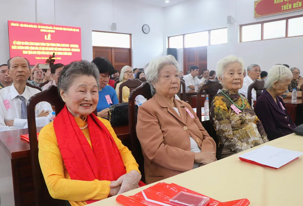 Các đảng viên dự buổi lễ z6952670673115_d21052c42c5365effec0ce3cd158c29a.jpg