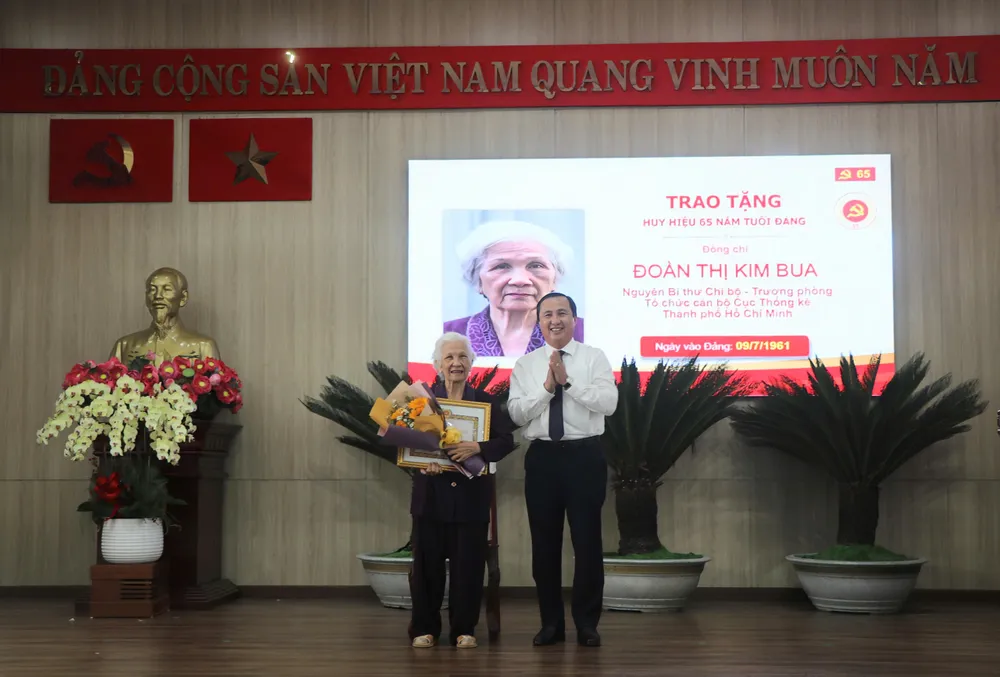 Đồng chí Lê Hoàng Hải trao Huy hiệu 65 năm tuổi Đảng z6952676815056_ed5318f44ea1a8429cf72fc3501c64b5.jpg