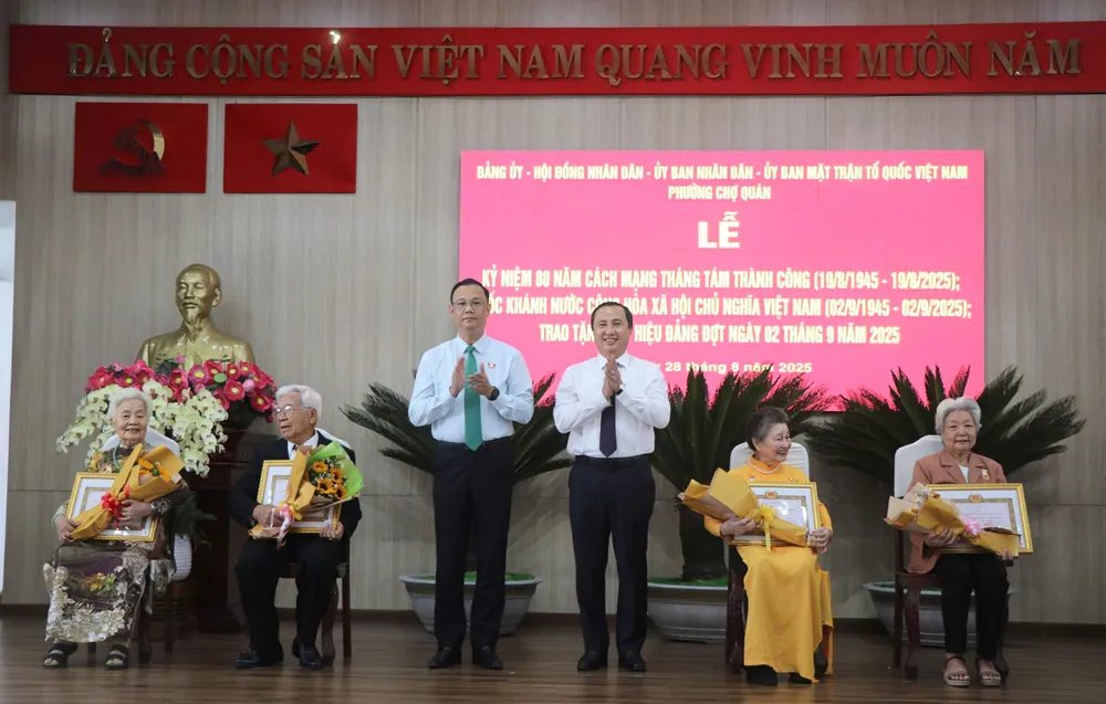 Đồng chí Lê Hoàng Hải và đồng chí Cao Sơn Yên trao Huy hiệu 60 năm tuổi Đảng z6952686611935_515aae41bb6731e139adddf4214db4be.jpg