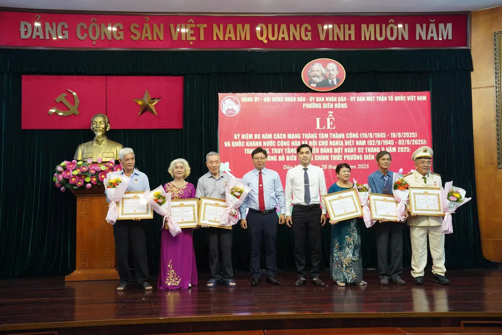 Phường Diên Hồng có 65 đảng viên nhận Huy hiệu Đảng. Ảnh: TIỂU NGHĨA z6952873922950_d8c53c580ab5bb3362c55f4458959e83.jpg