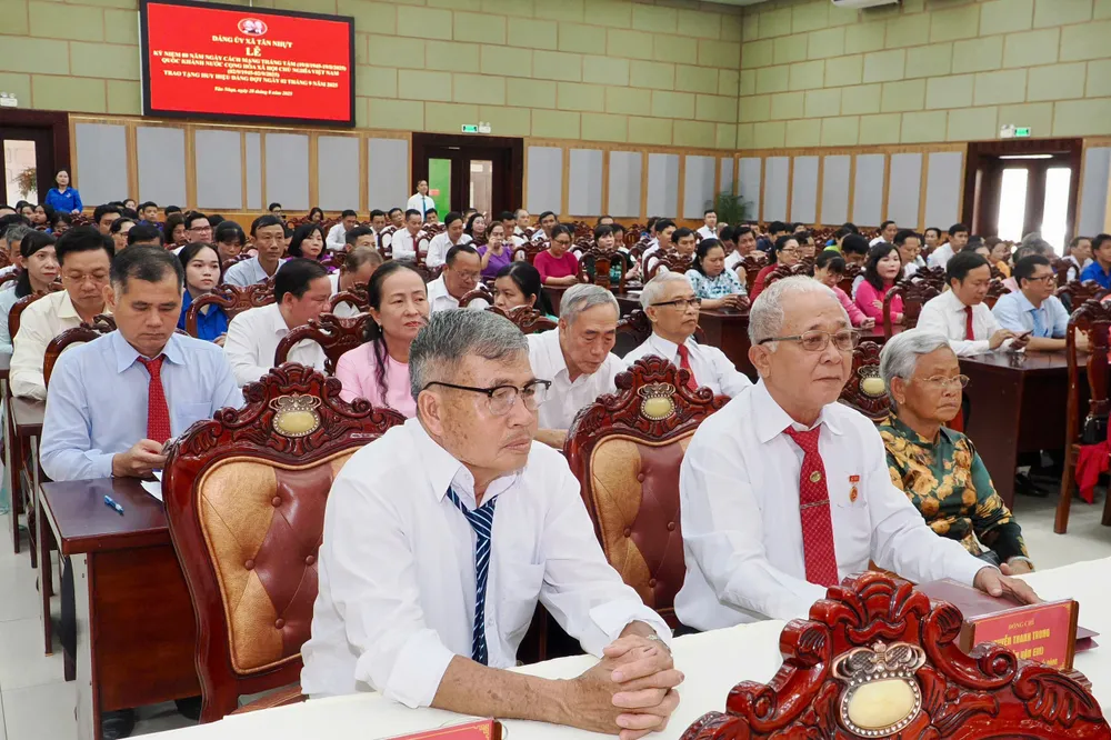 Đại biểu tham dự lễ kỷ niệm. Ảnh: HOÀNG HÙNG z6953687916738_977f0daede1fe571d465c79093f5e063.jpg