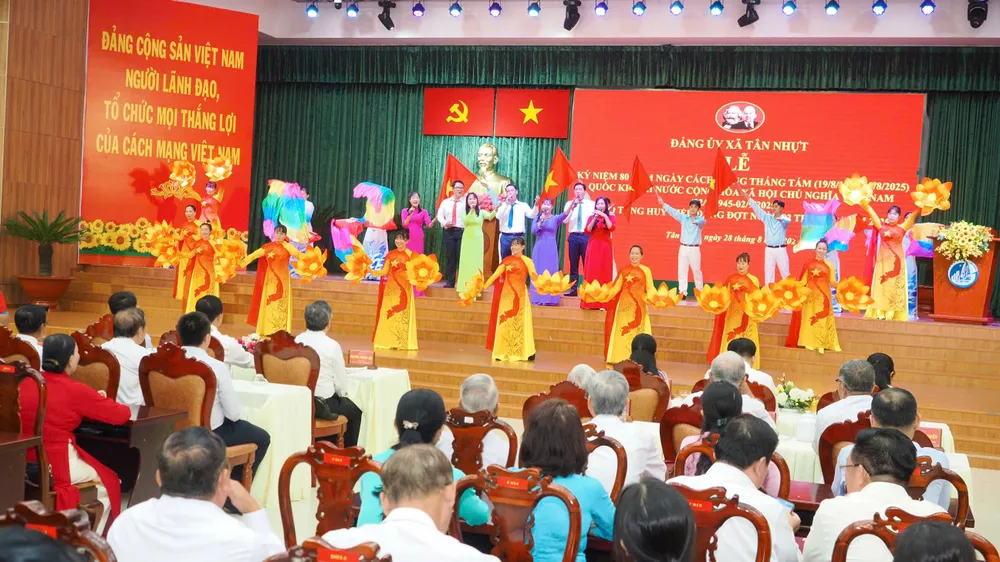 Văn nghệ chào mừng lễ kỷ niệm. Ảnh: HOÀNG HÙNG z6953688006908_9b849a086785456755fb37698e448b55.jpg