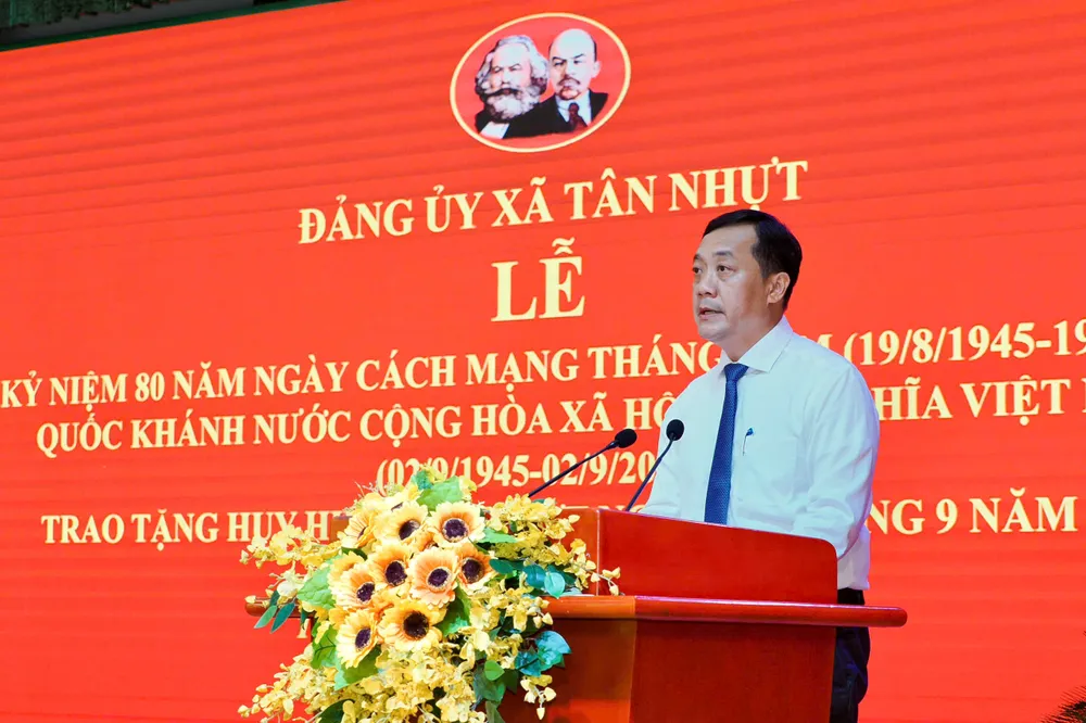 Đồng chí Hà Phước Thắng phát biểu ôn lại truyền thống. Ảnh: HOÀNG HÙNG z6953688485395_7b59db66a1e07fdf99b1329a43abc19c.jpg