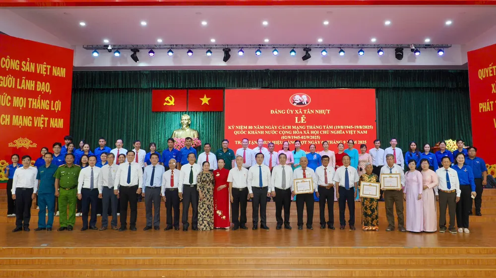 Đại biểu chụp hình lưu niệm. Ảnh: HOÀNG HÙNG z6953747705733_6dbdaacb807769a330d99c73d0f1c042.jpg
