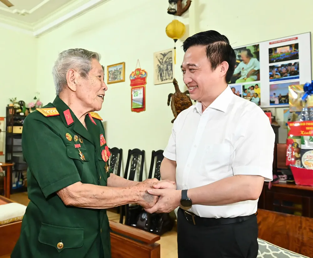 Đồng chí Đặng Minh Thông trò chuyện cùng ông Hoàng Ngọc Thương. Ảnh: VIỆT DŨNG z6956491440310_cf9a97a8687ce279d7a54f4396049cc3.jpg