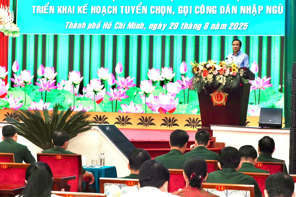 Chủ tịch UBND TPHCM Nguyễn Văn Được dự và chỉ đạo hội nghị. Ảnh: HOÀNG HÙNG z6957489937640_60d60f1ec1151f7b4605583ac89adbe4.jpg