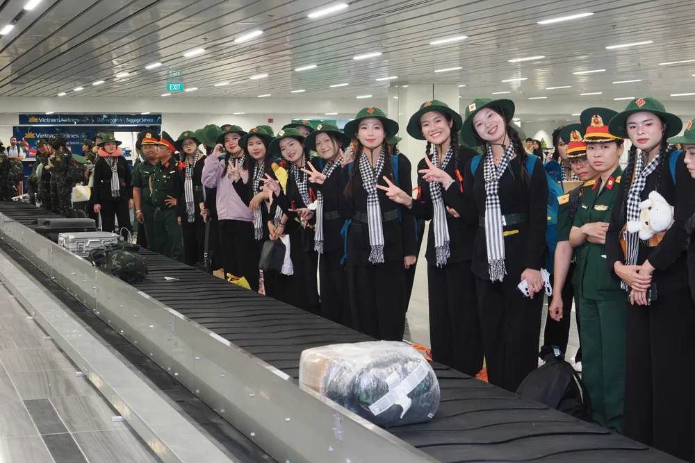 Các chiến sĩ chờ lấy hành lý. Ảnh: HOÀNG HÙNG z6973093310627_1895c1d41a92758911736fa5598c5920.jpg