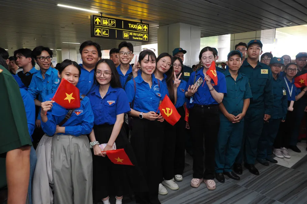 Đoàn viên, thanh niên chào đón các chiến sĩ. Ảnh: HOÀNG HÙNG z6973093341948_8e3f18a36cda347dcf1bbce532738c38.jpg