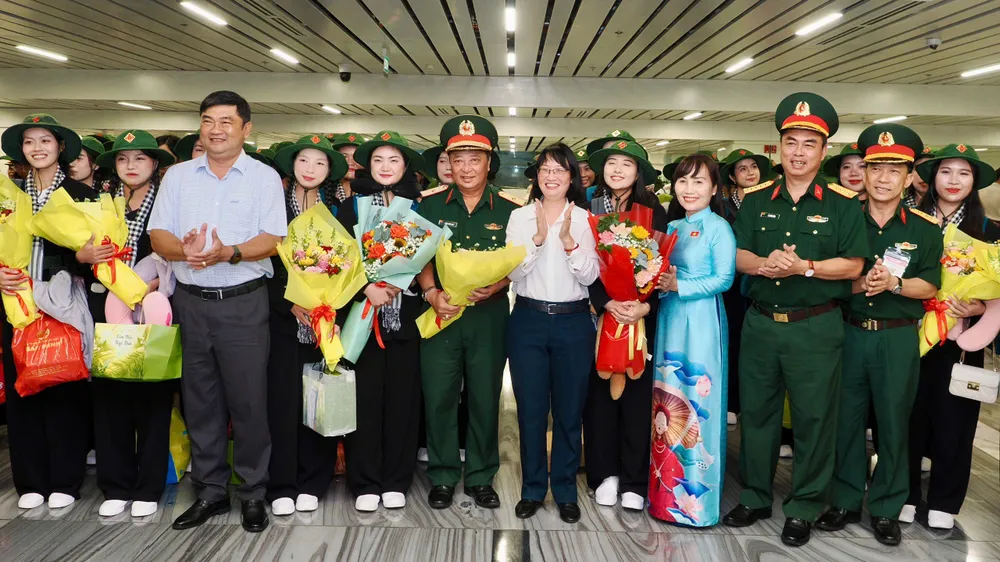Phó Chủ tịch UBND TPHCM Trần Thị Diệu Thúy tặng hoa chúc mừng các lực lượng tham gia nhiệm vụ A80 trở về. Ảnh: HOÀNG HÙNG z6973093396085_66b977fe159da6e236429aee698bc365.jpg
