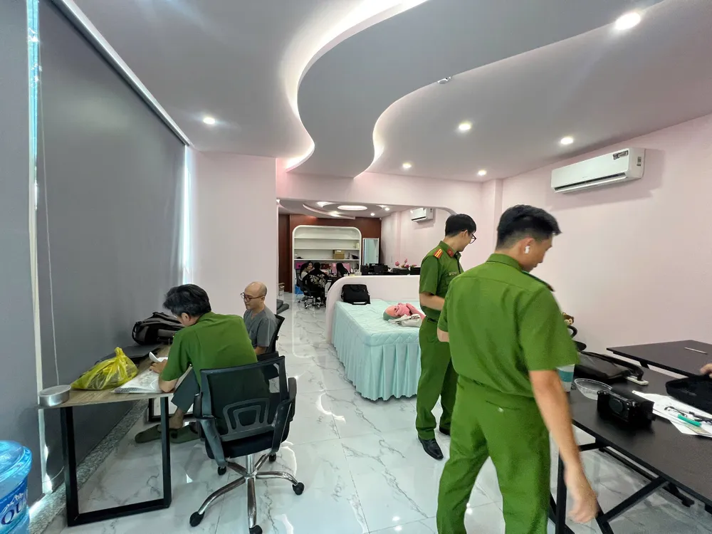 Công an kiểm tra cơ sở Ho.pital SW. Ảnh: CA IMG_1757132094138_1757132350485.jpg