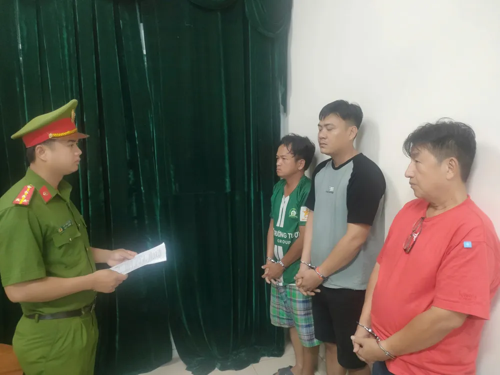 Cơ quan Cảnh sát điều tra Công an TPHCM lấy lời khai và tống đạt Lệnh với các đối tượng. Ảnh: CA Ảnh 2 - Cà Kê quán.jpg