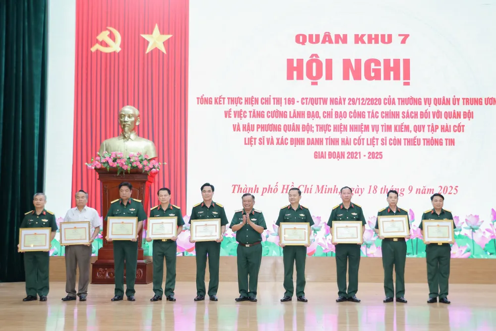 Các tập thể, cá nhân nhận bằng khen tại hội nghị z7024120978198_e22d1e3de8741a0139cd18dcded4caa8.jpg
