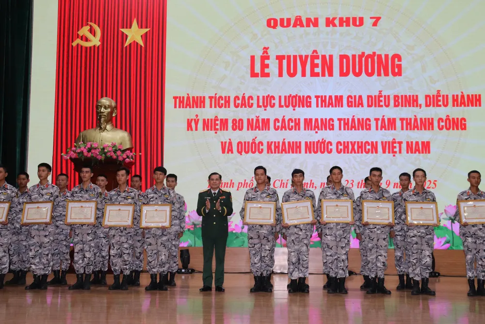 Các tập thể, cá nhân nhận bằng khen tại buổi lễ z7042025288463_0bec8c28ffad0915be9145be87bcb2bd.jpg