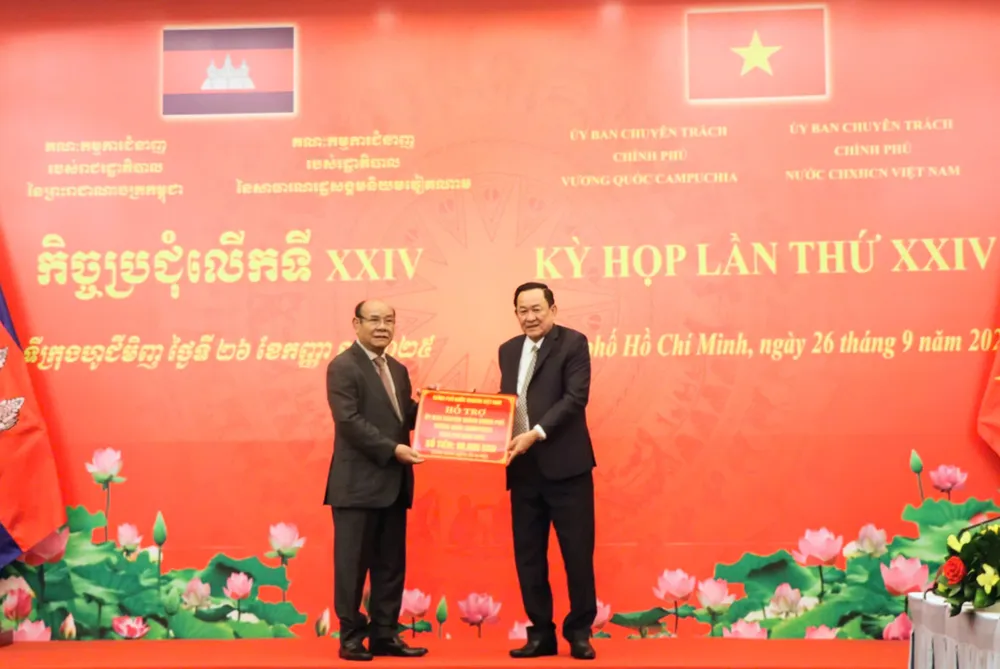 Thượng tướng Võ Minh Lương trao kinh phí hỗ trợ năm 2025 đến Đại tướng Pol Saroeun z7051290392186_90b30d30a8d60a35707e9bfb7251c83d.jpg