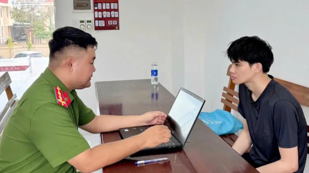 Công an TPHCM làm việc với Lê Đinh Thi. Ảnh: CA z7052436699366_d8d5800551e2caf4d4021b7f112602d7.jpg