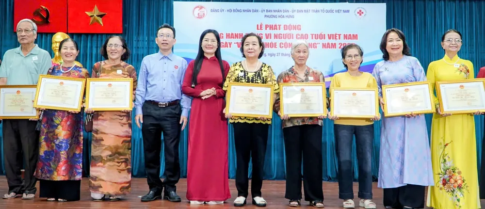 Lãnh đạo phường Hòa Hưng chúc thọ người cao tuổi tại buổi lễ z7055220028418_bb4afe0108be4b86b41ef586365a4fe1.jpg