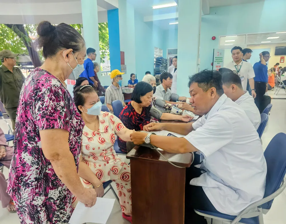 Tổ chức khám bệnh, phát thuốc miễn phí cho người cao tuổi, người có hoàn cảnh khó khăn z7055222714643_1c5063e61a930c31b7d339120f208921.jpg