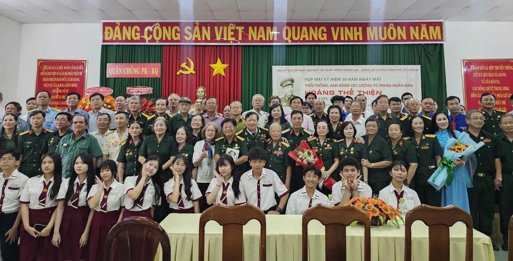 Đại biểu chụp hình lưu niệm tại buổi họp mặt z7058469847051_1470d0201b40e6661312ef5994a8d0f9.jpg