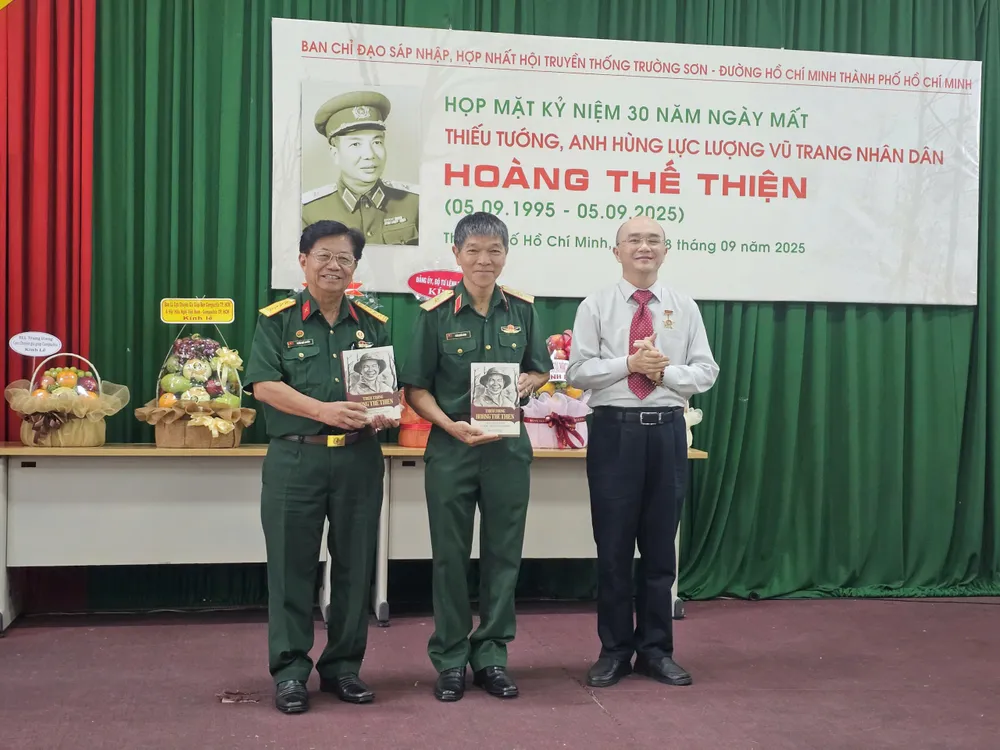 Con trai Thiếu tướng Hoàng Thế Thiện (áo trắng) trao tặng sách về Thiếu tướng Hoàng Thế Thiện đến các đại biểu z7058471310437_e704adb14c406e72c3c8f541d1a36a28.jpg