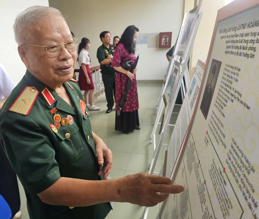 Thiếu tướng Nguyễn Ngọc Doanh tham quan khu vực trưng bày hình ảnh, tư liệu về Thiếu tướng Hoàng Thế Thiện z7058471791419_dbad0630e636db9d3d62e3f2544e8de8.jpg