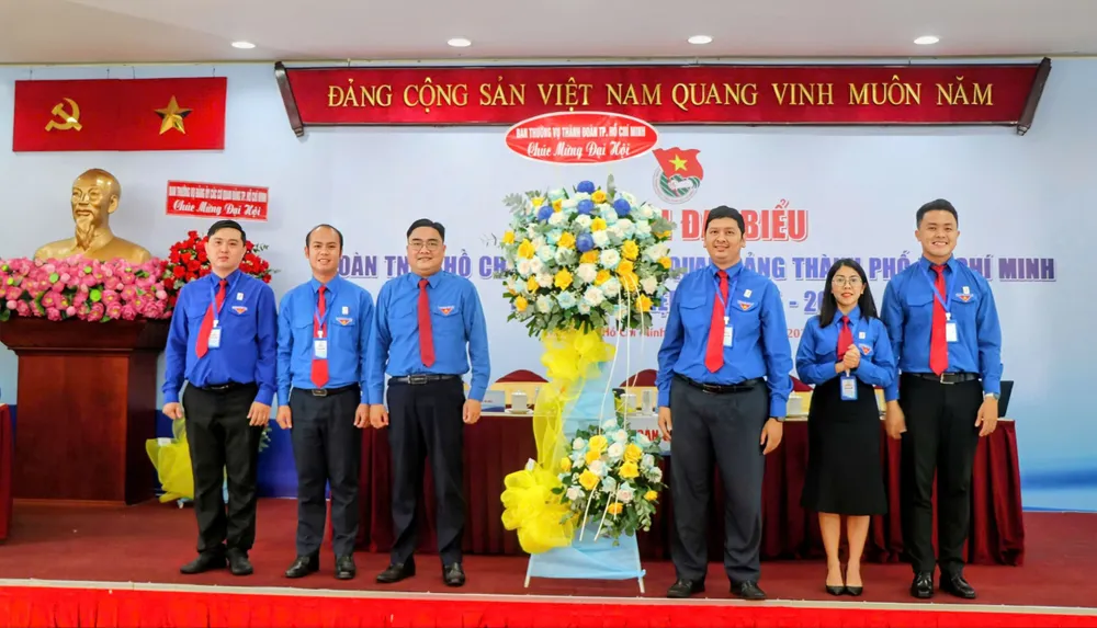 Đồng chí Ngô Minh Hải tặng hoa chúc mừng đại hội z7062226193105_9f86986859cb3e58ae2ca348d6d68216.jpg