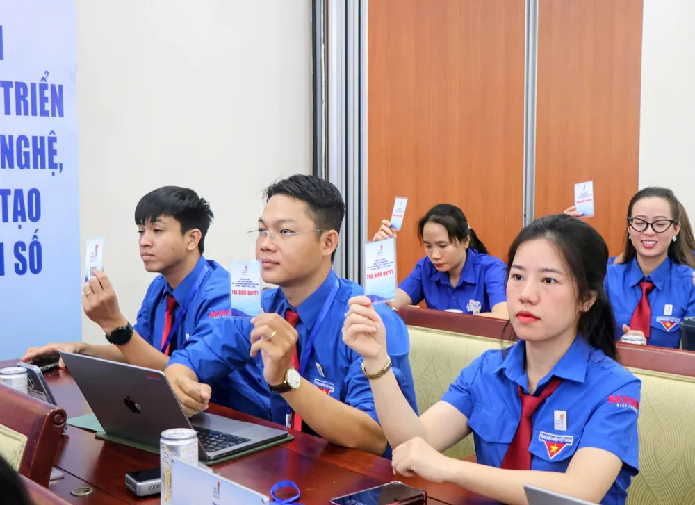 Đại biểu biểu quyết tại đại hội z7062233927669_f4e83fe2de631daf559efee9895b1788.jpg