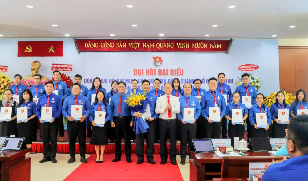 Ban Chấp hành ra mắt đại hội z7062702601149_af04c9db85259e98da2b3ef4557151ba.jpg