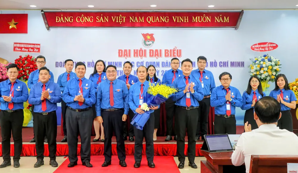 Trao hoa chúc mừng đại biểu dự Đại hội Đoàn TNCS Hồ Chí Minh TPHCM z7062710523719_83c9048a8048544baa546c356da93c50.jpg