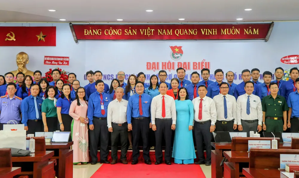 Đại biểu chụp hình lưu niệm tại đại hội z7062716738867_582922b54bb1e300a76a1b84df7e77e5.jpg