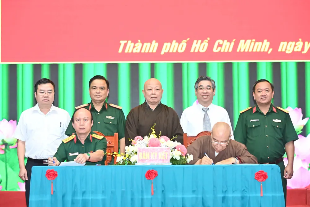 Ký kết Chương trình phối hợp hành động. Ảnh: VIỆT DŨNG z7065308663430_db4c6411fedf35ec3320fa2d6ae05e01.jpg