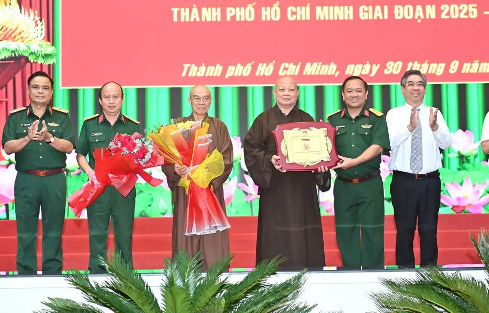Bộ Tư lệnh TPHCM trao quà lưu niệm tặng GHPG Việt Nam TPHCM. Ảnh: VIỆT DŨNG z7065308685166_824cfbca9639bd283a89011676d93afa.jpg
