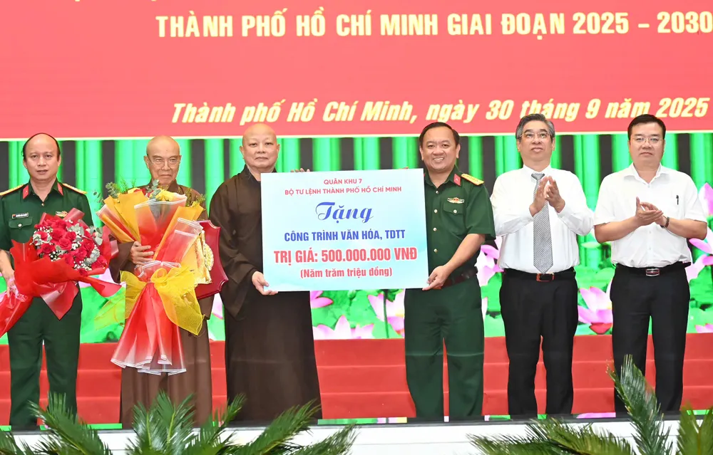 GHPG Việt Nam TPHCM trao bảng tượng trưng công trình đến Bộ Tư lệnh TPHCM. Ảnh: VIỆT DŨNG z7065308693071_5513704078c132633395c7085e5e7408.jpg