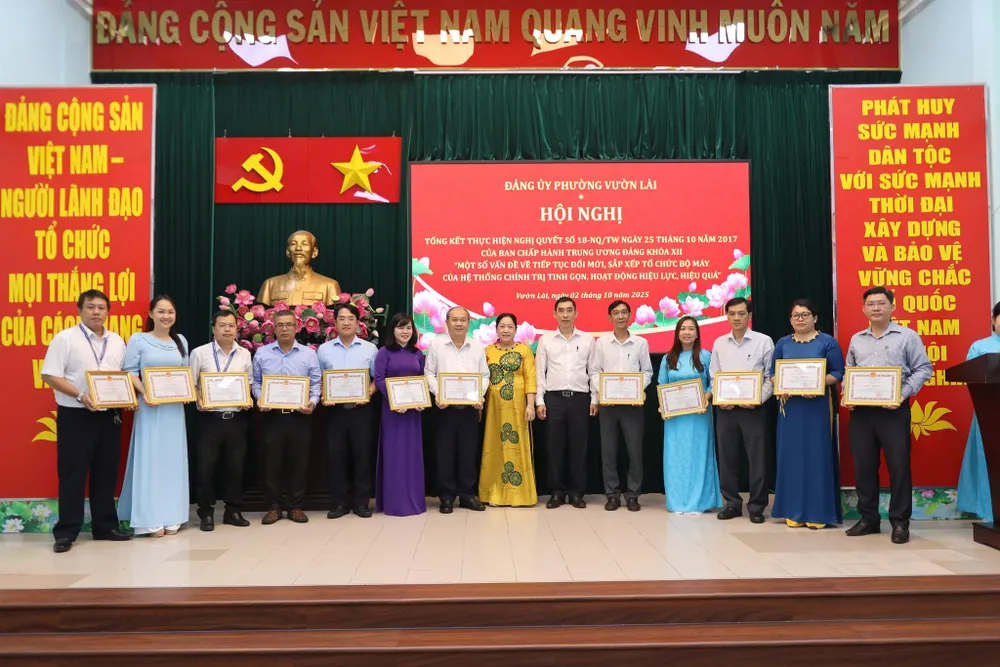Các tập thể, cá nhân nhận giấy khen tại hội nghị. Ảnh: TUẤN KIỆT vuon lai 3.jpg