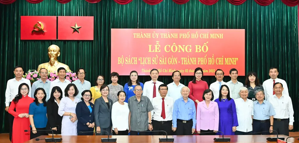 Đại biểu chụp hình lưu niệm tại lễ công bố. Ảnh: VIỆT DŨNG z7072264104394_4c3664374bffdf0a15c9af566f50c03d.jpg
