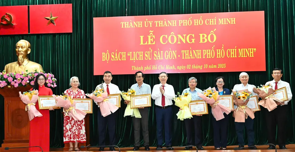 Đồng chí Dương Anh Đức trao bằng khen đến các tập thể, cá nhân. Ảnh: VIỆT DŨNG z7072264173089_ee1e02b575f5a084aa860dd3653f178d.jpg
