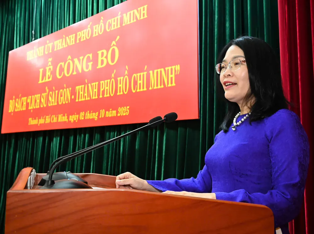 Bà Nguyễn Hoài Anh, Phó Giám đốc, Phó Tổng Biên tập Nhà xuất bản Chính trị quốc gia Sự thật chia sẻ về những khó khăn và quyết tâm của đội ngũ thực hiện bộ sách. Ảnh: VIỆT DŨNG z7072264598261_5011b3d0f6965e9a4d3c4c3096f44542.jpg