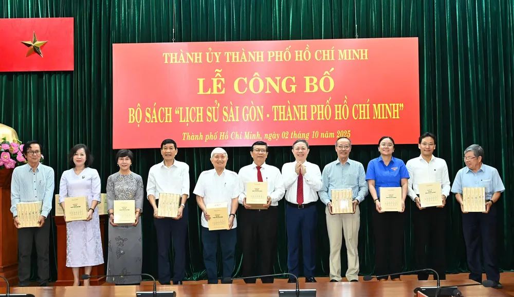 Trao tặng bộ sách đến các đại biểu dự buổi lễ. Ảnh: VIỆT DŨNG z7072264788993_71c6f99b7fefe4921fc3c0fc591cd6c7.jpg