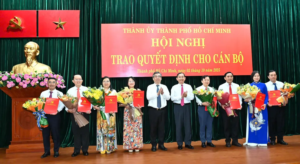 Các đồng chí nhận quyết định cán bộ. Ảnh: VIỆT DŨNG z7072798112018_c2c11ee94172de860541e5daa0af9be7.jpg