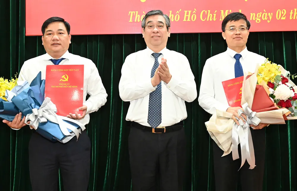 Đồng chí Nguyễn Phước Lộc trao quyết định cán bộ và hoa chúc mừng. Ảnh: VIỆT DŨNG z7072798120641_1d386bb5b3cbbc08cf0e15fd3648483b.jpg