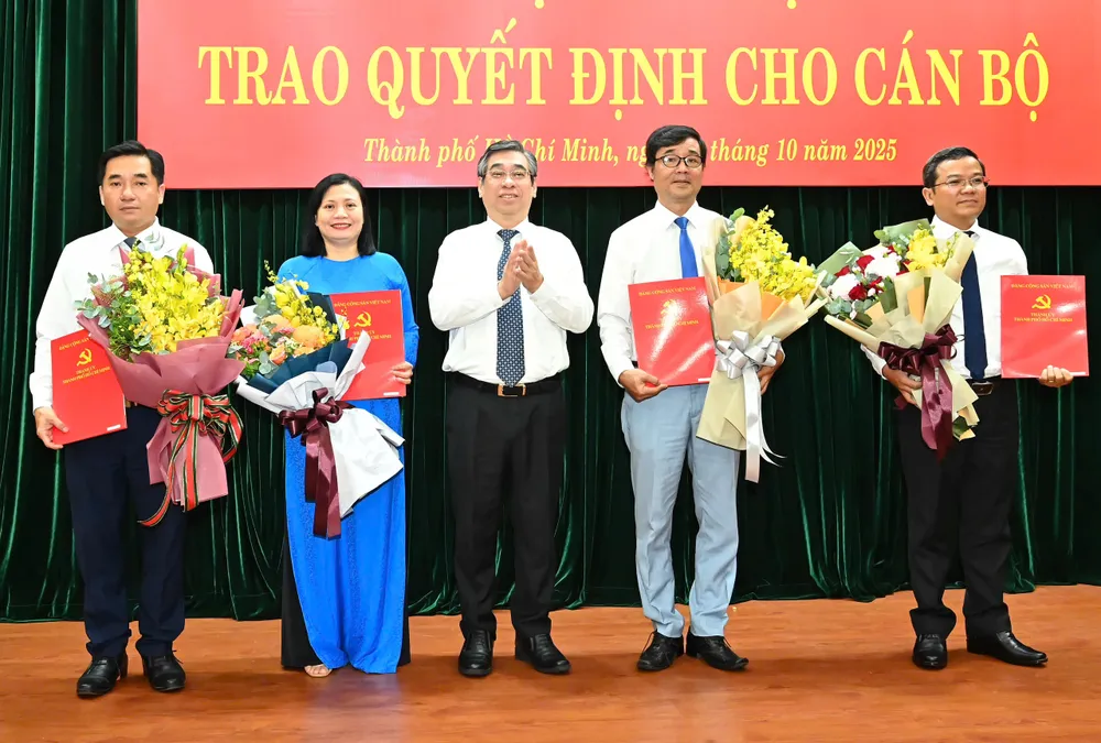 Đồng chí Nguyễn Phước Lộc trao quyết định đến các cá nhân. Ảnh: VIỆT DŨNG z7072798132357_8a9dbb9ccae7ae0953bbba88796b9805.jpg