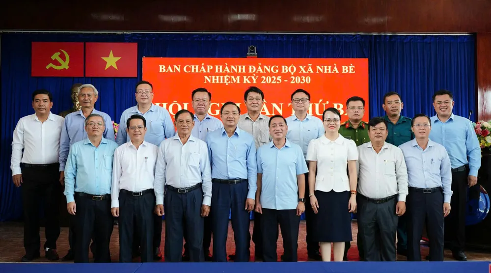 Các đại biểu chụp hình lưu niệm tại hội nghị z7073024208976_26de2122e05861799595a974a66d2478.jpg