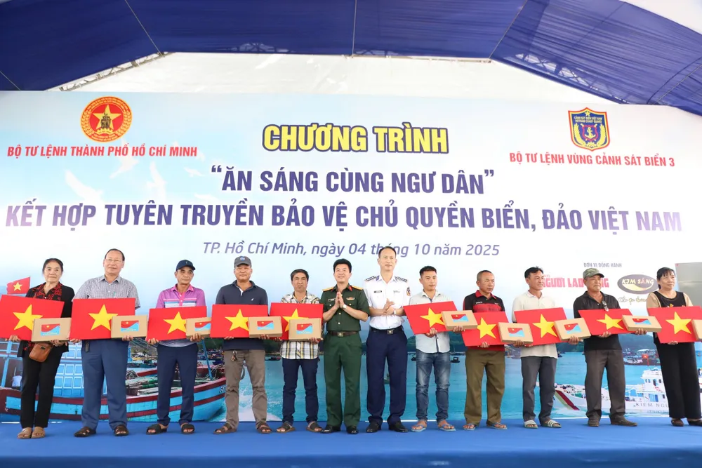 Trao quà đến ngư dân tham dự chương trình z7080321489414_62f1029b2916f97214ad040ae0d797b7.jpg