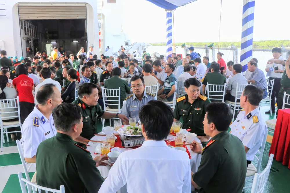 Không khí thân tình tại buổi ăn sáng z7080383685925_f83e5f64080d568b3380b5748fb51f69.jpg