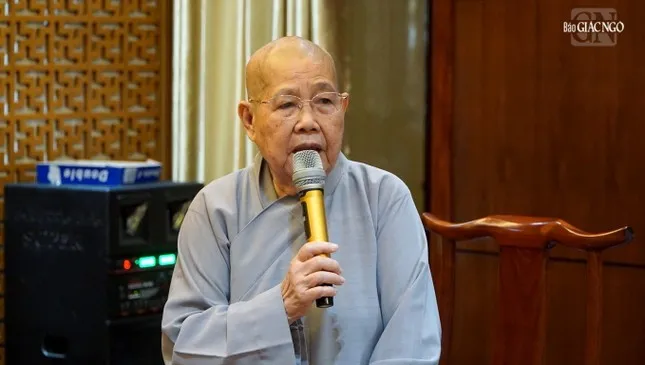 Ni trưởng Thích nữ Từ Nhẫn chủ trì buổi họp. Ảnh: BÁO GIÁC NGỘ ni truong1.jpg